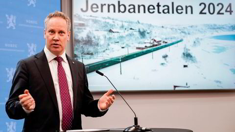 Samferdselsminister Jon-Ivar Nygård holdt Jernbanetalen mandag. Han vil ha mer tog igjen for de mange milliardene som tildeles jernbanen årlig.