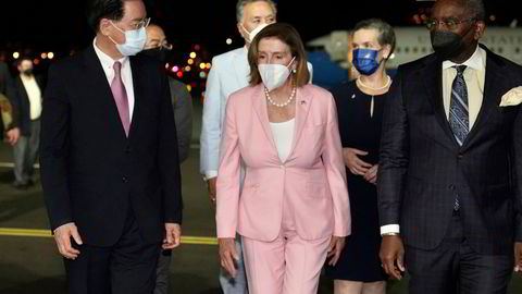 Nancy Pelosi med Taiwans utenriksminister Joseph Wu, til venstre, i det hun ankom Taipei