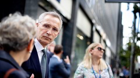 Natos generalsekretær Jens Stoltenberg vil bli ny sentralbanksjef. Nå vurderer noen av landets tyngste juridiske eksperter om han er inhabil til jobben.