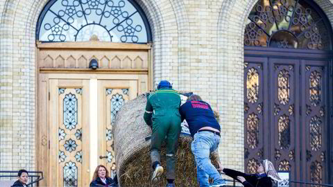 Bønder demonstrerer utenfor Stortinget.