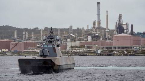 Sjøforsvaret patruljerer utenfor Mongstad, høsten 2022.