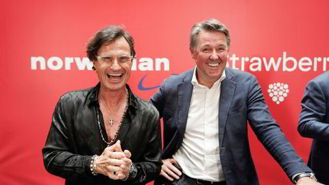 Strawberry-eier Petter Stordalen (fra venstre) og Norwegian-sjef Geir Karlsen ved presentasjonen av et omfattende samarbeid i slutten av juni på hotellet Amerikalinjen i Oslo.