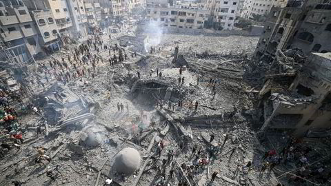 Palestinere inspiserer skadene etter et israelsk luftangrep mandag på Sousi-moskeen i Gaza by.