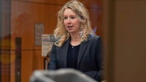Elizabeth Holmes i rettssalen i en domstol i San Jose i oktober, måneden før straffutmålingen ble klar.