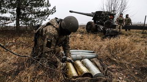 En ukrainsk soldat forbereder artilleribeskytning mot russiske posisjoner i Zaporizjzja-regionen.