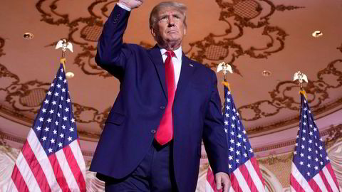 Tidligere president Donald Trump gestikulerer etter at han har erklært seg som kandidat til presidentvalget i 2024.