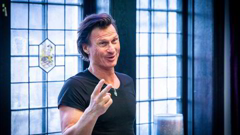Petter Stordalen har de siste månedene solgt eiendeler for til sammen 3,5 milliarder kroner, samtidig som han åpner flere nye hoteller i Sverige. – Det handler om forpliktelsene vi hadde før pandemien som vi står fast ved. Og det handler også om forpliktelsen til å ta tilbake de ansatte, sier Stordalen til Dagens Industri.