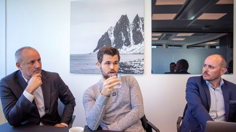 Sjakkverdensmester Magnus Carlsen, her flankert av manager og investor Espen Agdestein (til venstre) og sjakkselskapets sjef Andreas Thome.