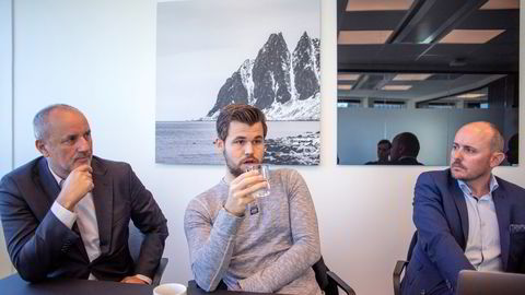 Sjakkverdensmester Magnus Carlsen, her flankert av manager og investor Espen Agdestein (til venstre) og sjakkselskapets sjef Andreas Thome.