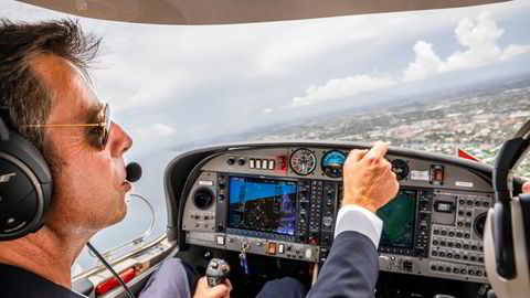 Flygründer Bjørn Tore Larsen i Norse Atlantic Airways leter etter nye strategiske samarbeid, men kan ikke love å ha det klart før sommeren. Her fra luften over det sørlige Florida, der Larsen også eier en flyskole.