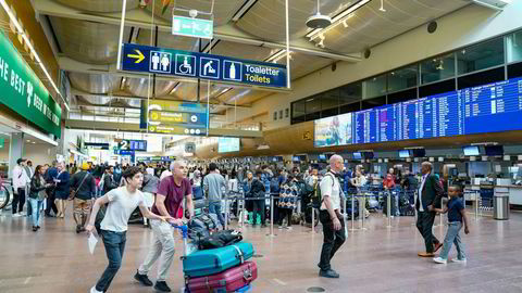 Køer, men ikke kaos på terminal 5 på Stockholms hovedflyplass Arlanda lørdag ettermiddag.