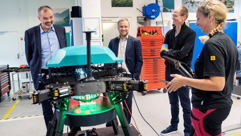 Stavanger-selskapet DSD blir storaksjonær i KVS Technologies etter en ny emisjon. Konsernsjef Ingvald Løyning (til venstre) og investeringsdirektør Kjartan Melberg i DSD titter på en drone sammen med styreleder Arild Austigard i KVS Technologies. Til høyre produksjonsleder Elin Risvik i KVS.