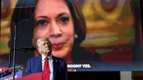 Neste uke er det valg i USA. Valgkampen tilspisser seg mellom tidligere president Donald Trump og nåværende visepresident Kamala Harris. Her fra et av Trumps valgkampmøter hvor han spiller av en video med Harris.