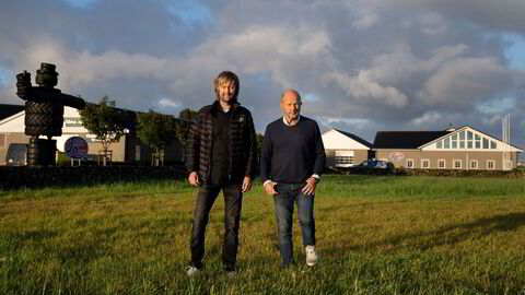 Arne Stangeland og sønnen Jone Stangeland tjener gode penger på dekkbutikken. Nå vil de erobre Sverige.