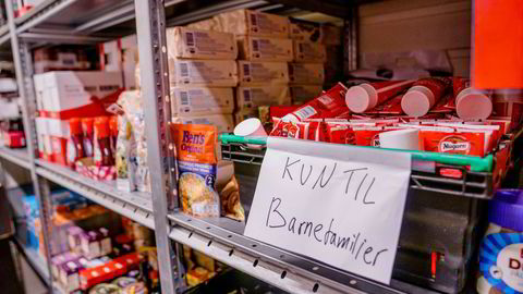 Frivillige og ansatte på Frelsesarmeens slumstasjon i Oslo pakker matposer til trengende brukere i hjemmehjelpstjenesten.