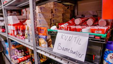 Frivillige og ansatte på Frelsesarmeens slumstasjon i Oslo pakker matposer til trengende brukere i hjemmehjelpstjenesten.