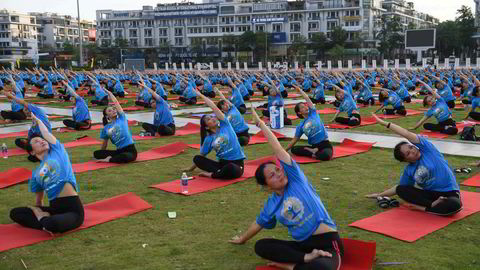 Vietnams økonomi holder en høy hastighet og det kan bli en tosifret vekst i tredje kvartal. Her fra International Yoga Day i Ha Long Bay i juni.