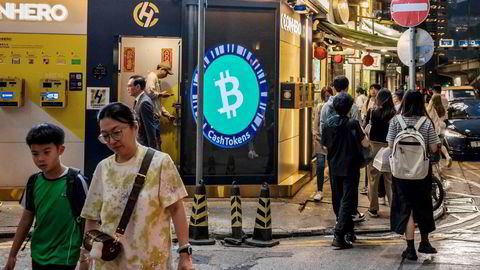 Det er høy volatilitet i bitcoin-markedet i forkant av en av de store begivenhetene i bitcoinuniverset: «halving». Dette skjer på fredag. Her fra et vekslingskontor i Hongkong denne uken.