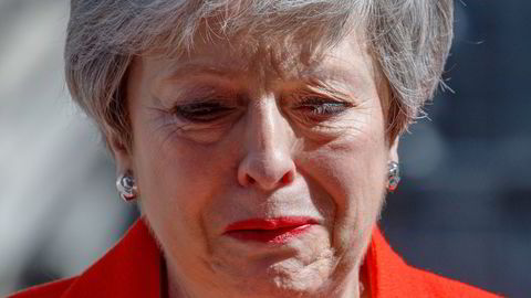 Sårbarhet, som det å vise følelser, bør ikke ses på som svakhet, skriver artikkelforfatterne. Theresa May felte noen tårer da hun trakk seg som statsminister i Storbritannia i 2019.