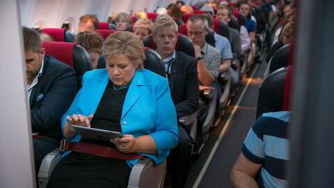 Erna Solberg om bord på kveldsflyet til Bergen. Hvilket spill slår hun i hjel tiden med å spille?