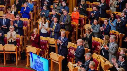 Utenriksminister Anniken Huitfeldt, statsminister Jonas Gahr Støre og fiskeri- og havminister Bjørnar Skjæran klappet for Ukrainas president Volodymyr Zelenskyjs tale til Stortinget. Her oppfordret presidenten til et havneforbud for russiske skip. Regjeringen har innført forbud – men unntatt fiskefartøy.