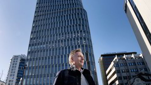 Stavanger har fått en ny «skyline» med høyhuset K8 midt i sentrum. Bak står investoren Alfred Ydstebø.