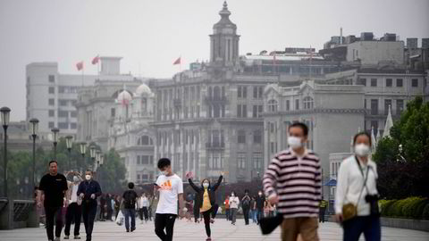 Den kinesiske finansmetropolen Shanghai har fjernet mange restriksjoner fra 1. juni. Det er tillatt å bevege seg utendørs i de fleste bydelene – som her fra The Bund onsdag morgen. Men nullsmittestrategien består fortsatt.