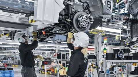 Den japanske bilprodusenten Nissan er den siste av de tradisjonelle internasjonale bilprodusentene som må kutte i arbeidsstokken, produksjonen og antall ansatte. Aksjekursen falt med nesten ti prosent fredag morgen ved Tokyo-børsen. Her fra Nissan Intelligent Factory i Tochigi.