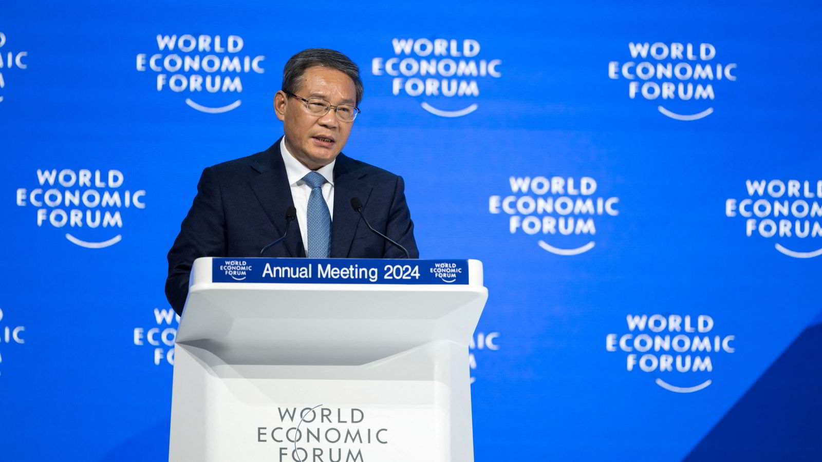 Kinas statsminister på sjarmoffensiv – lekket veksttall: – Å investere i Kina er som å vandre i Alpene