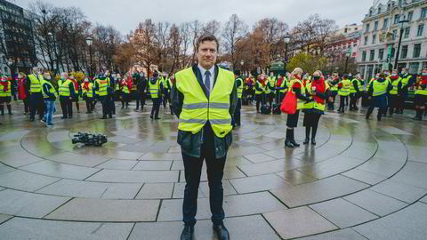 Leder for kabinansatte i Norwegian Rene-Charles Gustavsen slakter Norwegian-toppens bonus. Her utenfor Stortinget i forbindelse med Stortingets spørretime der det er varslet spørsmål om redningspakke til norsk luftfart og ansatte i Norwegian.