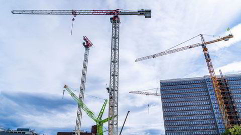 Heisekraner på byggeplassen der det nye regjeringskvartalet i Oslo bygges.