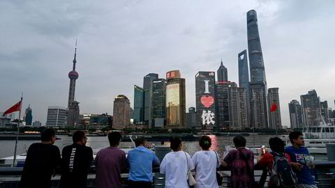 Kina fikk en høy vekst i andre kvartal, men det skyldes et svært lavt sammenligningsgrunnlag fra i fjor, da storbyen Shanghai var nedstengt store deler av våren.