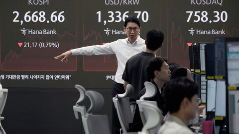 Teknologiselskaper falled ved Asia-børsene etter Nvidia-resultatene ble lagt frem etter Wall Street stengte på onsdag. Det sørkoreanse teknologiselskapet SK Hynix har falt med over seks prosent. Her fra KEB Hana Bank i Seoul.