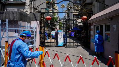 Finansmetropolen Shanghai er fortsatt stengt ned og det er satt opp barrikader for å hindre innbyggerne fra på forlate boligområder. Her fra Shanghai torsdag 5. mai.