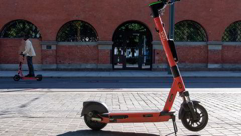 En av Vois karakteristisk røde elsparkesykler avbildet i Oslo sentrum.