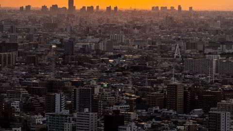 Det er en ny soloppgang i den japanske økonomien. Her fra Ichikawa, like øst for Tokyo mandag morgen.