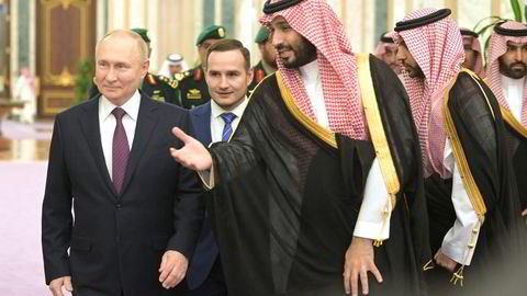 Den russiske presidenten Vladimir Putin (til venstre) og kronprinsen i Saudi-Arabia, Mohammed bin Salman, er de to personene som betyr mest for gass- og oljeprisen. Bildet er fra et møte mellom dem i Riyadh 6. desember 2023.