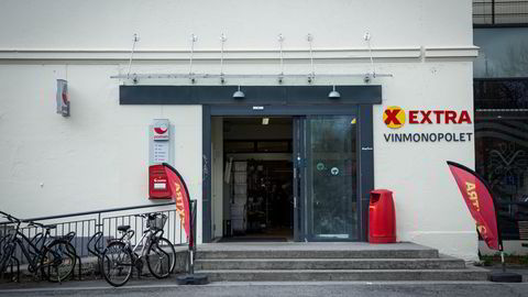 Mannen som drepte fem personer på Kongsberg, skjøt etter personer med pil og bue på Coop Extra-butikken.