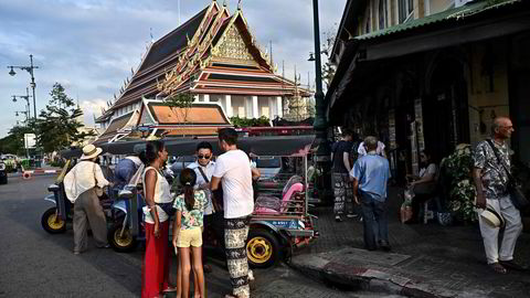 Internasjonale turister er tilbake etter pandemien i Sørøst-Asia. Her fra Wat Pho i den thailandske hovedstaden, hvor over ti millioner turister har ankommet i år. Topphotellene er fullbooket i jul- og nyttår.
