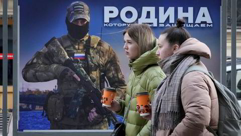 Vestens økonomiske sanksjoner mot Russland har hittil hatt begrenset effekt på landets økonomi, konstaterer eksperter. Her passerer to jenter en gateplakat i St. Petersburg med bilde av en russisk soldat og teksten «Vi forsvarer fedrelandet».