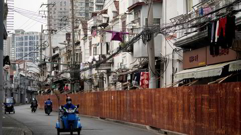 Kina fastholder på nullsmittestrategien og har i løpet av mars stengt ned storbyer som Shenzhen og Shanghai.