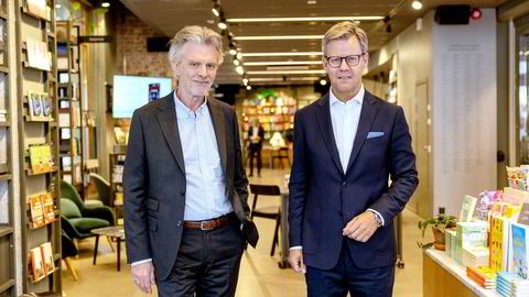 Forlagsdirektør Tom Harald Jenssen (venstre) og Egmonts toppsjef Steffen Kragh avbildet i bokkafeen til Cappelen Damm i Oslo. Det danske mediekonsernet har eid halvparten av aksjene i det norske forlaget en årrekke, og sikrer seg nå resten.