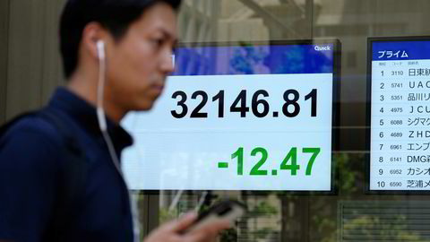 Nikkei-indeksen ved Tokyo-børsen har falt svakt mandag morgen. Utenlandske investorer flokker til japanske aksjer. For første gang siden 2017 er det større nettoinvesteringer i japanske aksjer enn kineiske fra utenlandske investorer, ifølge Goldman Sachs.