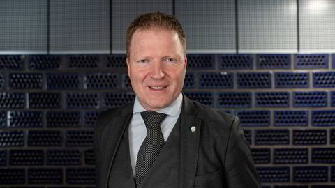 Kommunalminister Sigbjørn Gjelsvik (Sp) har fått et kraftopprør i fanget etter at regjeringen kuttet i overføringer til flere kraftkommuner.