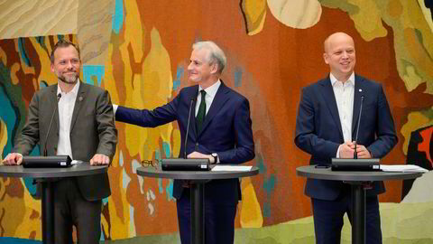 God stemning blant budsjettpartnerne. Statsminister Jonas Gahr Støre fra Arbeiderpartiet, flankert av Trygve Slagsvold Vedum (til høyre) fra Senterpartiet og Audun Lysbakken fra SV.