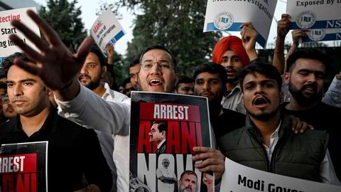 Aktivister fra studentorganisasjonen NSUI protesterte i New Delhi på torsdag med krav om arrestasjon av Gautam Adani etter anklager om korrupsjon og bestikkelser fremsatt av amerikanske påtalemyndigheter.