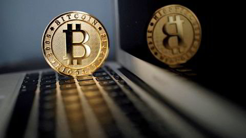 Verdien på kryptovalutaen bitcoin steg med nær syv prosent i løpet av mandag. Det amerikanske Finanstilsynet (SEC) har frist på seg denne uken om å enten godkjenne eller avvise en rekke søknader på såkalte ETF-fond.