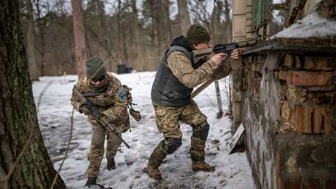 Ukrainere trener på urban motstandskamp utenfor Kyiv. Mental robusthet er akkurat det vi nå trenger å øve opp nå, skriver artikkelforfatteren.