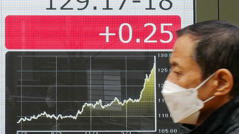 Den japanske yenen har falt fra 114 til 129 mot en amerikansk dollar på rekordtid. Myndighetene vurderer alle tiltak.