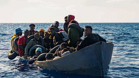 EU blir anklaget for å lokke mennesker ut på farefull ferd. Her blir migranter reddet utenfor Sicilia høsten 2022.